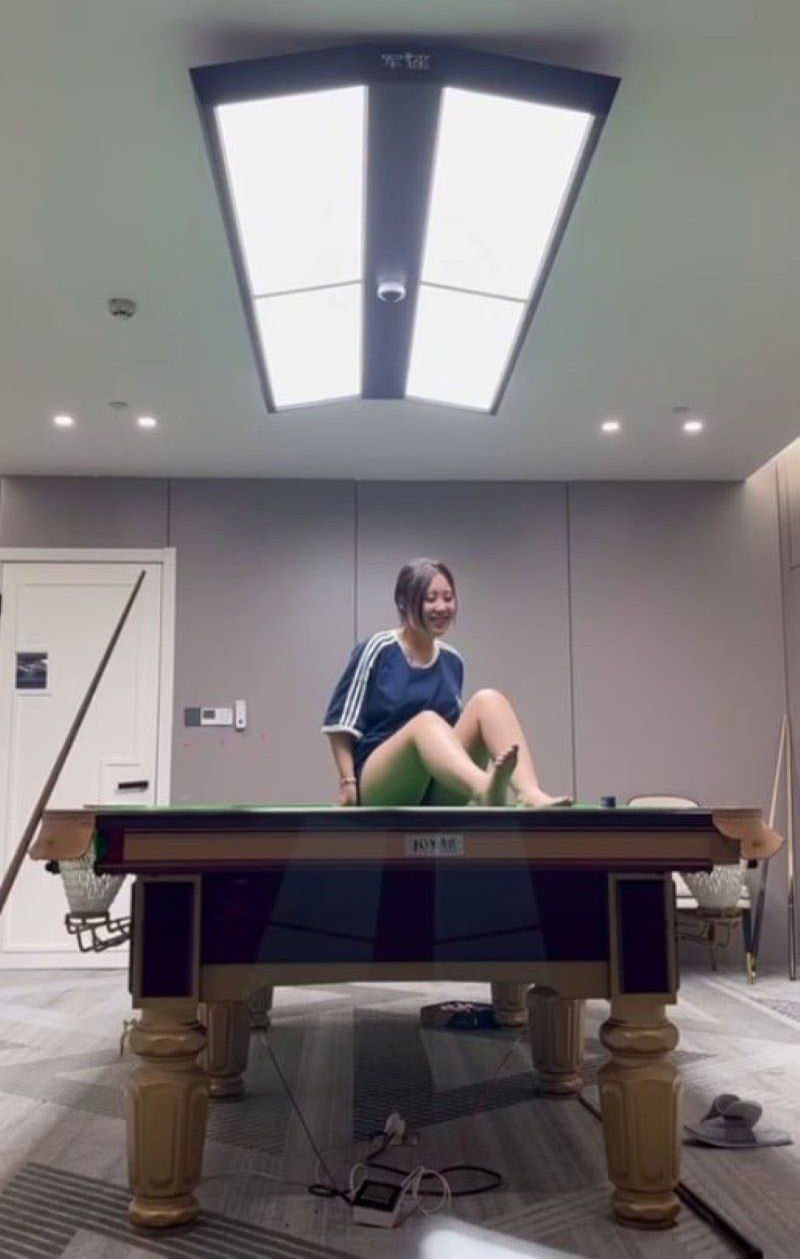 江苏东台名爵台球厅神级福利！打球送巨乳陪玩