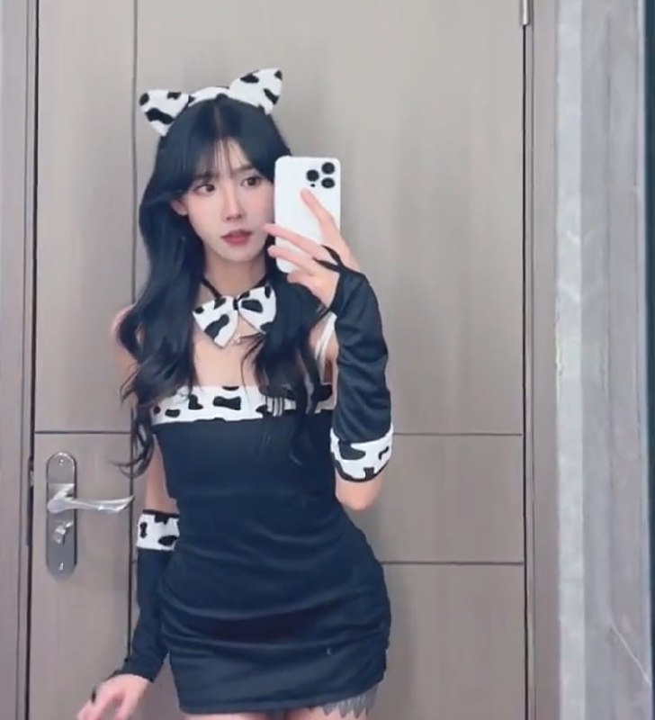 【反差曝光】高颜值素人情侣自拍泄密！女主极品身材 为腹肌男友深情口交 举着手机自拍被大鸡巴后推