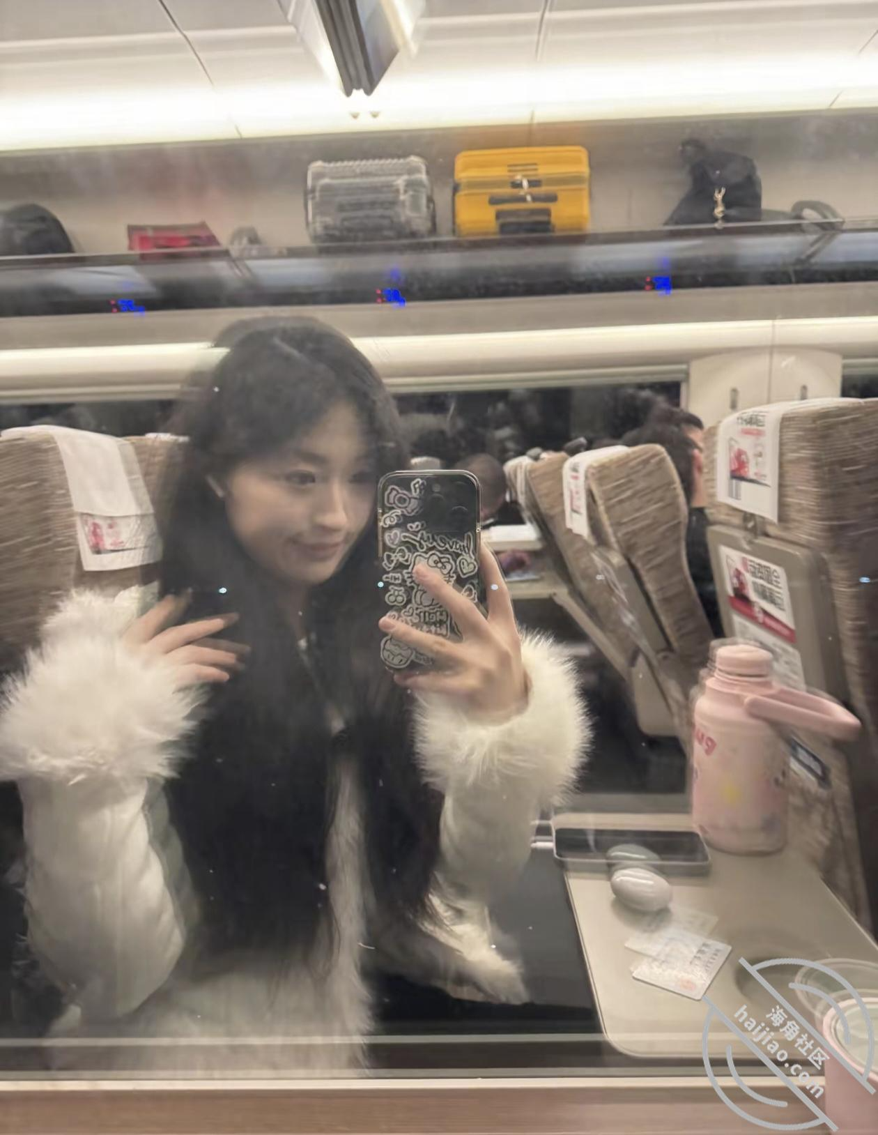 刚毕业女大学生护士，看着如何？请重评